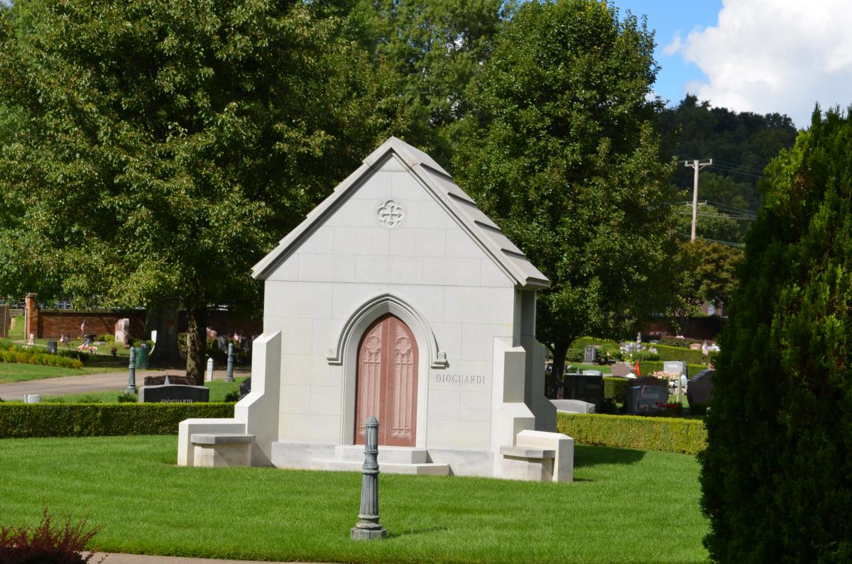 Learn how private family mausoleums are built in the United States - January 11 2023 - Rome Monument