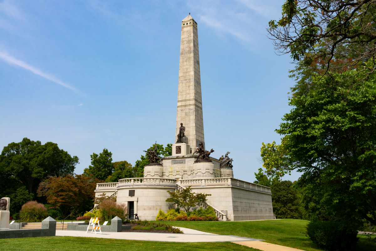 Tour The Lincoln Tomb In Springfield llinois - Designed by famed sculptor, Larkin Mead, and completed in 1874 - This beautiful landmark is nestled in Oak Ridge Cemetery